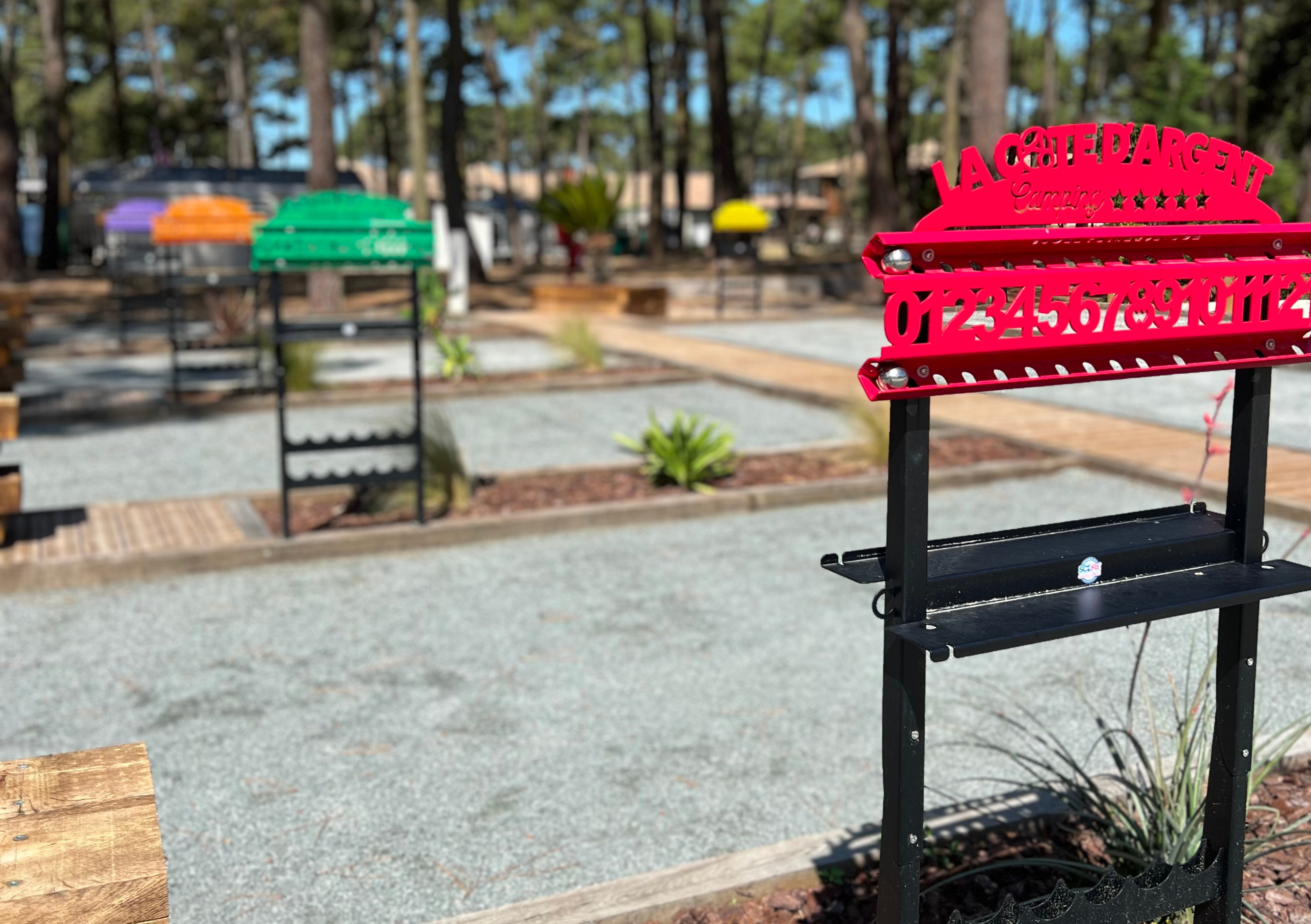 terrain de pétanque équipé compteur de score et support boules camping